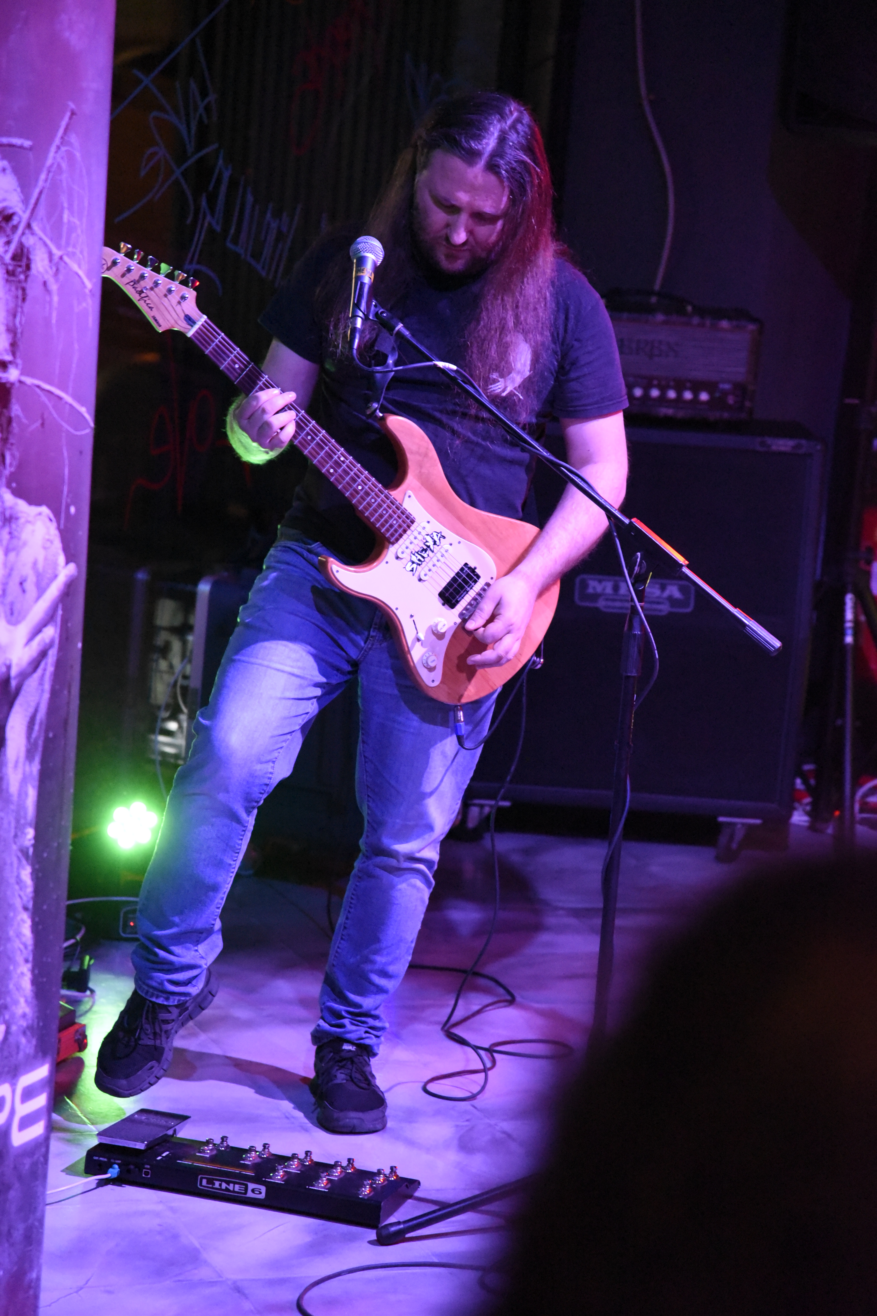 Norman Gradin - Chitarra e Seconda Voce degli Sheya durante una performance live